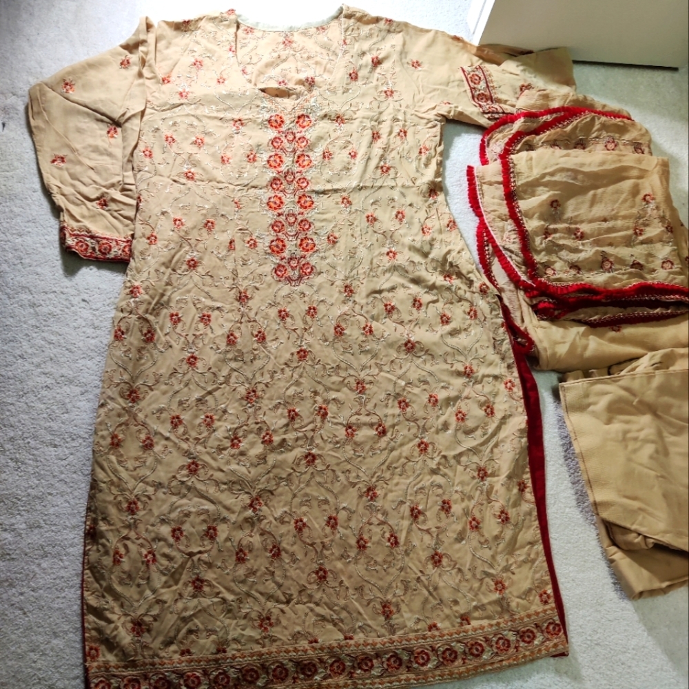 Pakistani shalwar kameez